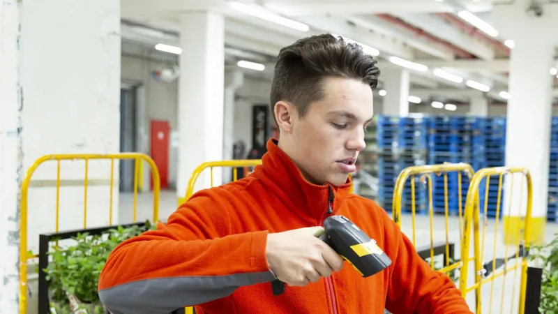 Ein Mitarbeiter scannt Ware