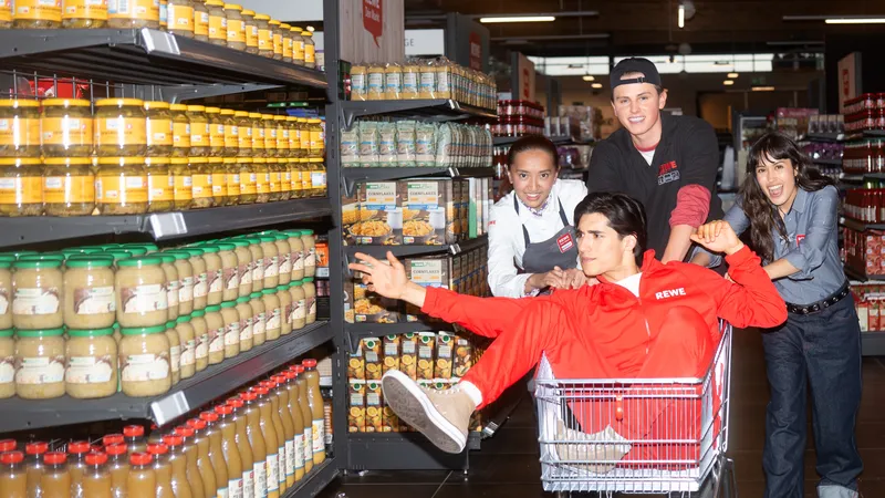 Gruppenbild REWE-Azubis im Markt. 